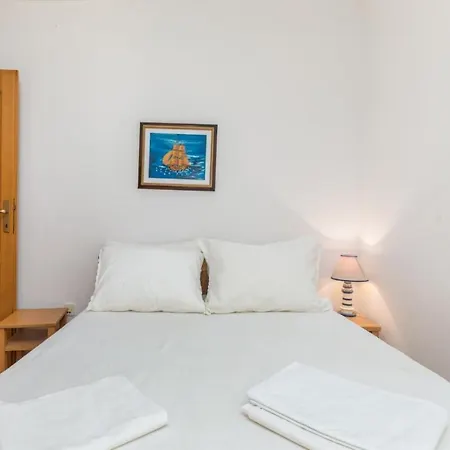 Guest house Apartments Manda 3*